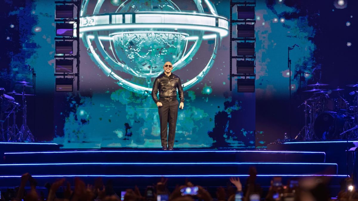 Pitbull vystoupí v pražských Letňanech